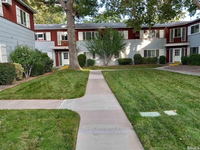 view of front of property featuring a front lawn