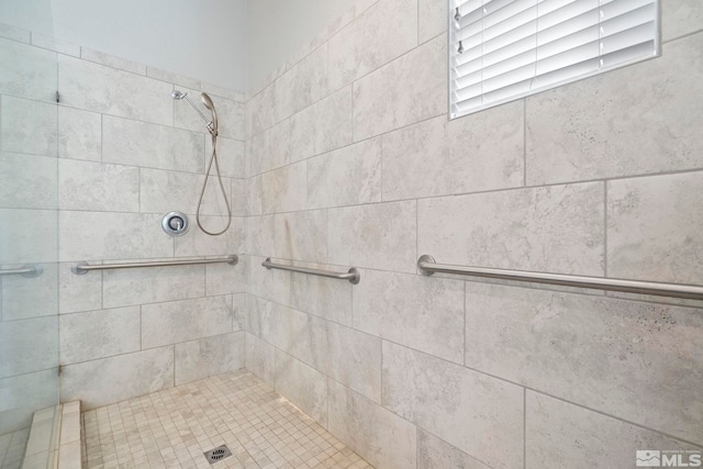 bathroom featuring a tile shower