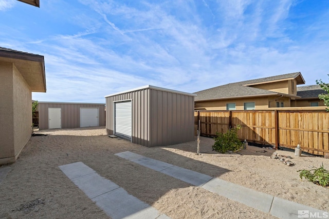 view of yard with an outbuilding