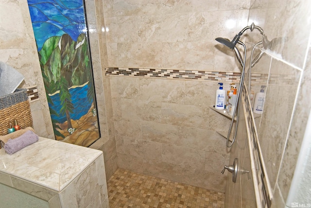 bathroom featuring a tile shower