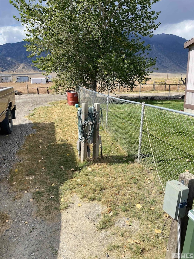 view of yard with a mountain view