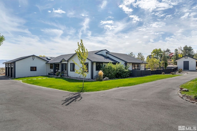 ranch-style house featuring a front yard