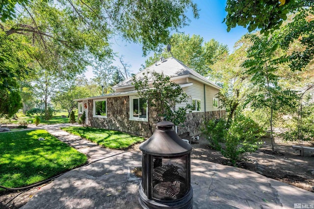 view of front of house with a front yard