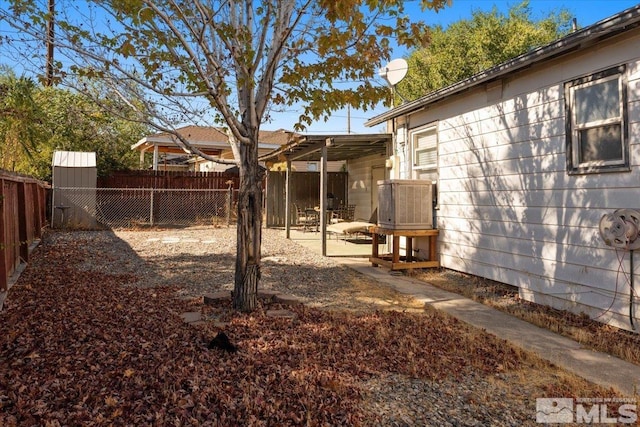 view of yard featuring a patio area