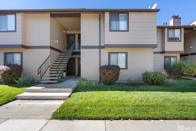 view of front of home featuring a front lawn