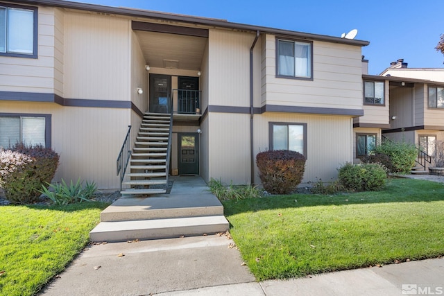 view of front of property featuring a front yard