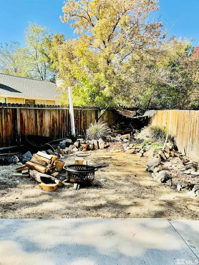 view of yard with a fire pit