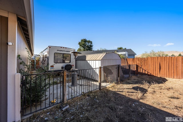 view of yard featuring a shed