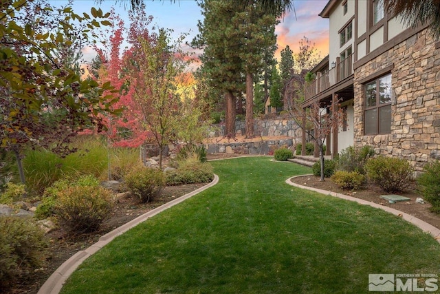 view of yard at dusk