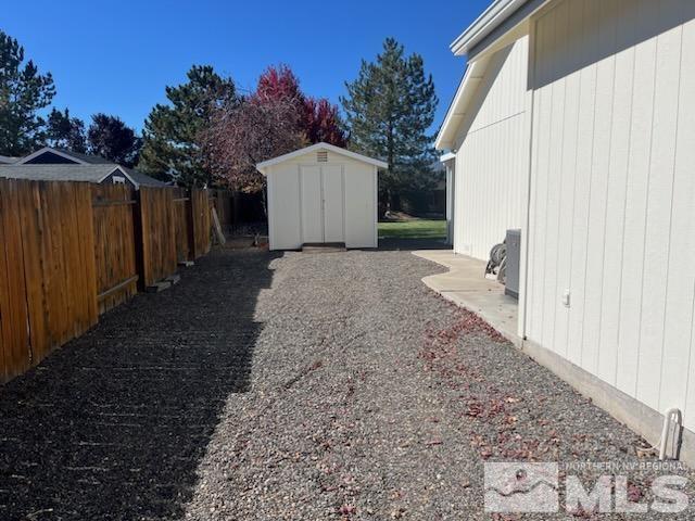 view of yard with a shed