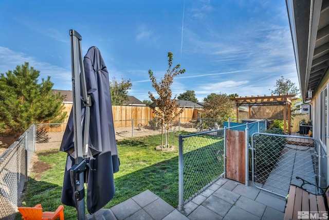 view of yard featuring a pergola