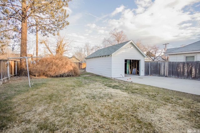 view of yard featuring an outbuilding and a garage