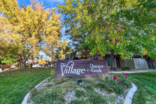 community sign with a lawn