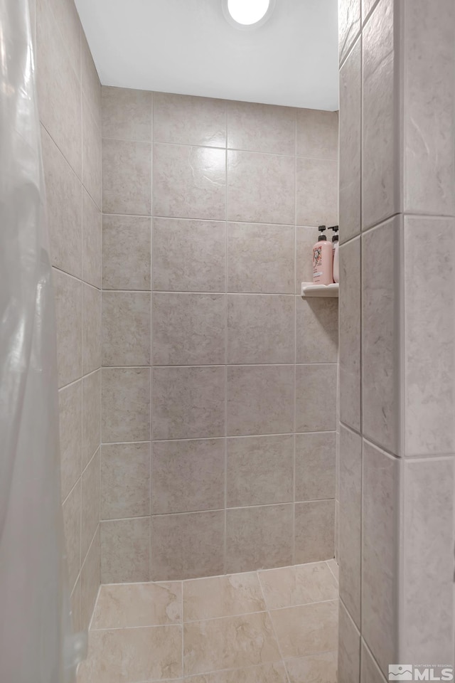bathroom featuring a tile shower