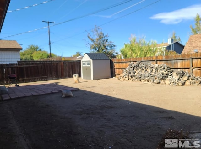 view of yard with a storage shed