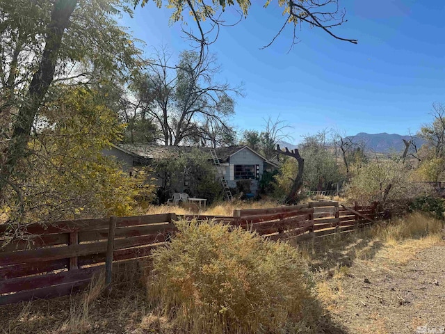 view of yard featuring a mountain view