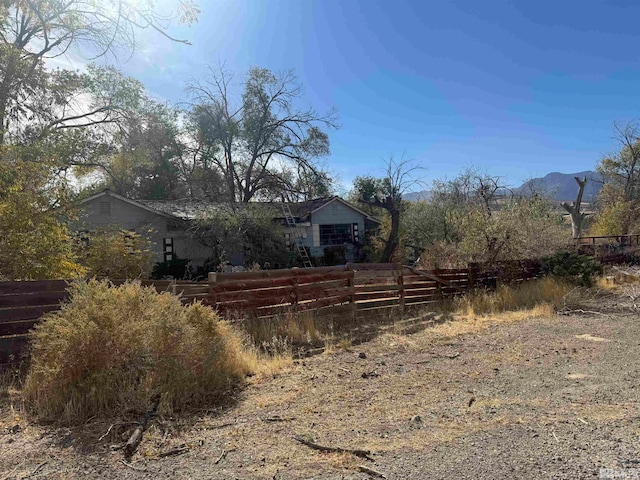 view of yard featuring a mountain view