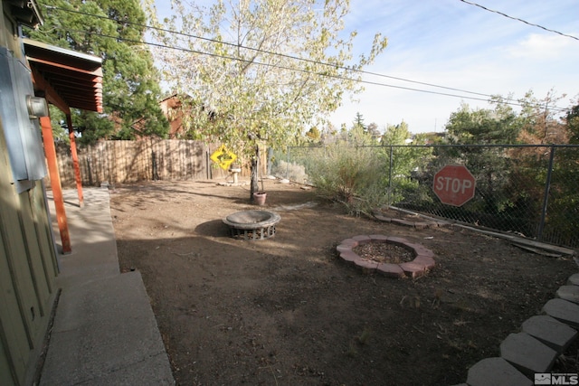 view of yard featuring an outdoor fire pit