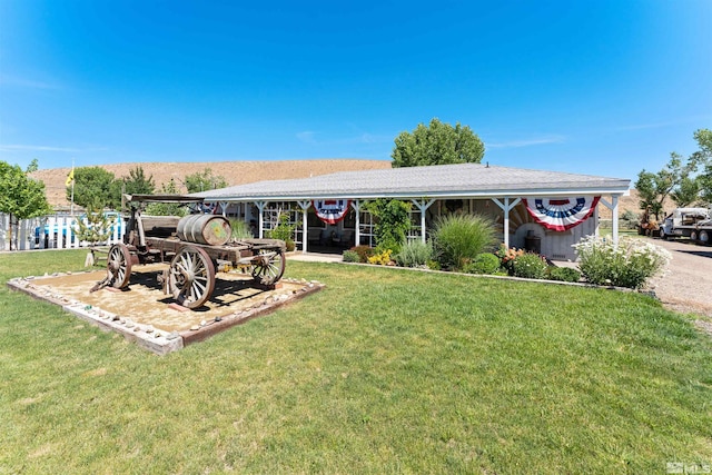 view of front of house featuring a carport and a front yard