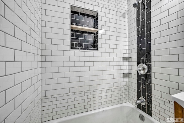 bathroom featuring tiled shower / bath