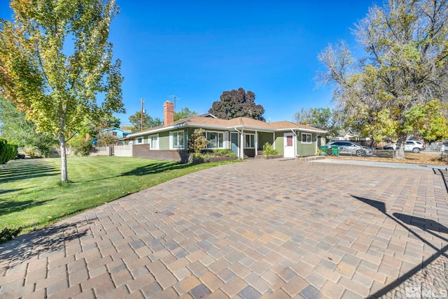 single story home with a front lawn