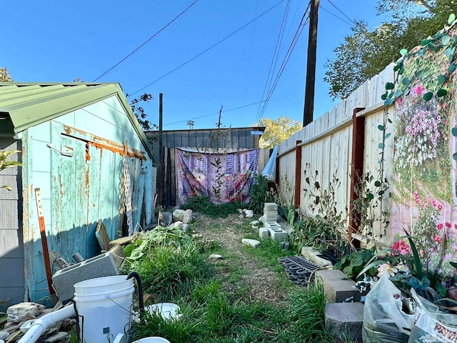 view of yard featuring a storage shed