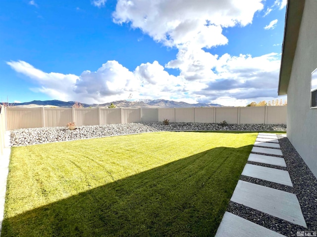 view of yard with a mountain view