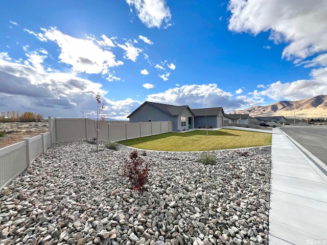 view of yard featuring a mountain view