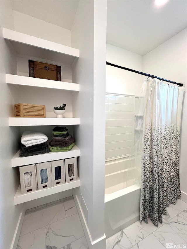 bathroom featuring shower / bath combo