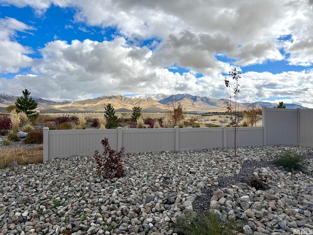 view of yard with a mountain view