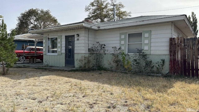 view of front facade with fence