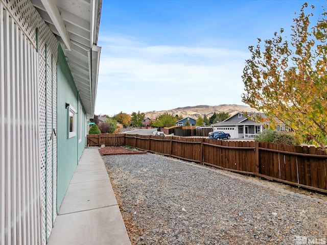 view of yard featuring a mountain view