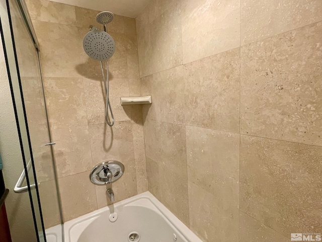 bathroom featuring tiled shower / bath