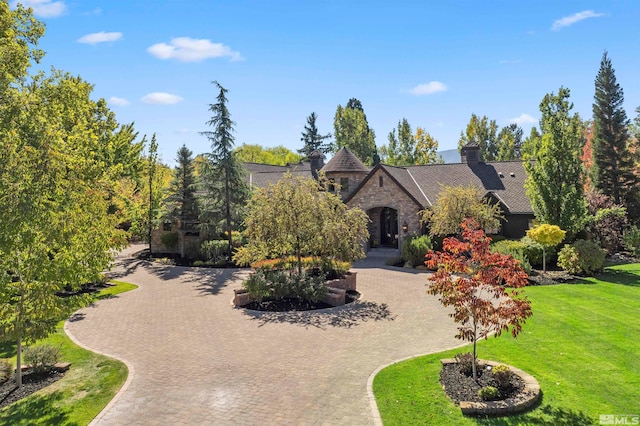 view of front of property featuring a front lawn