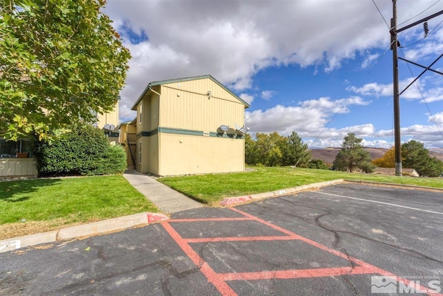 view of side of property featuring a lawn