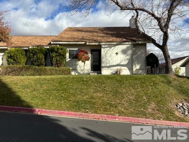 view of front of property featuring a front yard