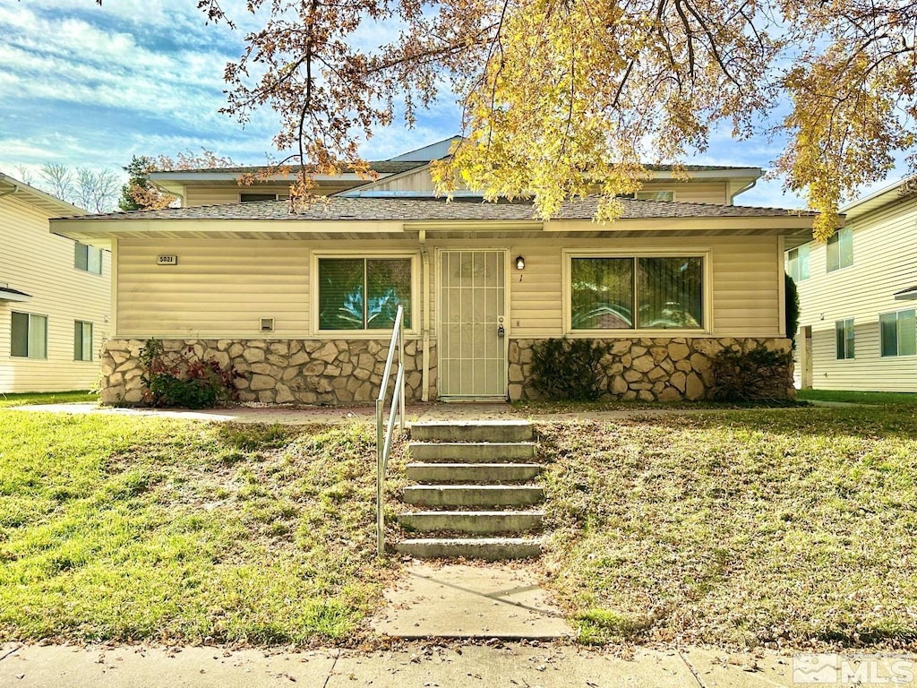 view of front of property featuring a front lawn