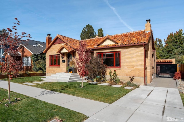 view of front of property featuring a front lawn and a garage