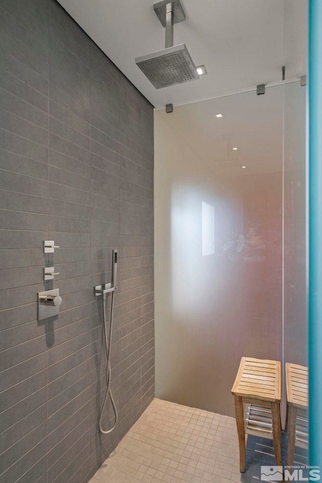 bathroom featuring tiled shower