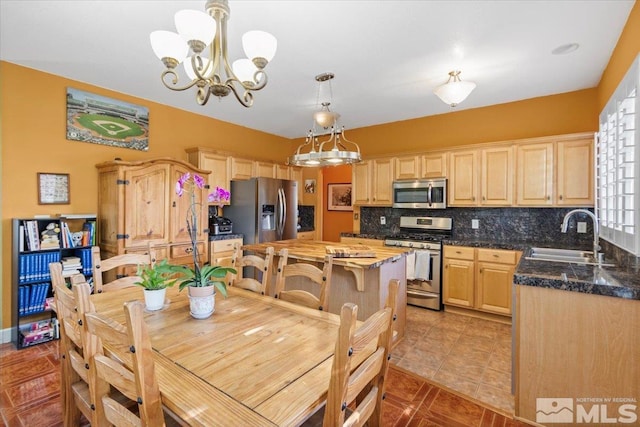 dining room featuring sink, a notable chandelier, and light tile patterned floors