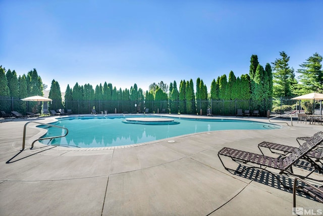 view of swimming pool featuring a patio area and a jacuzzi