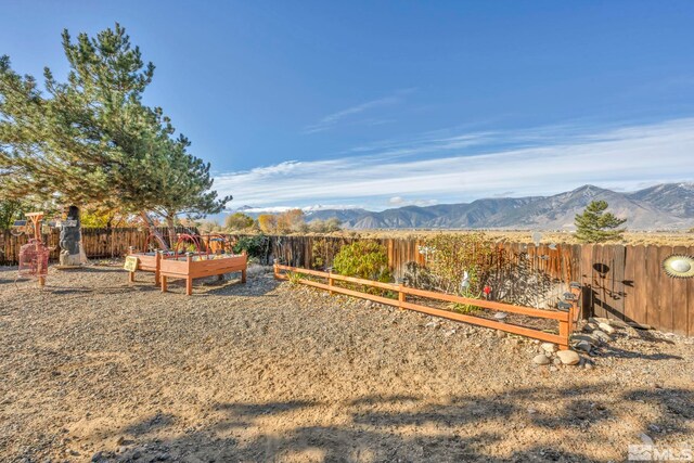 view of yard featuring a mountain view