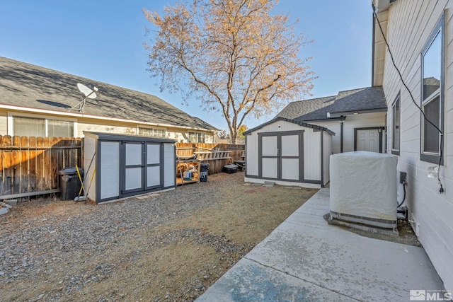 view of yard with a shed