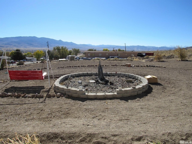 view of yard with a mountain view