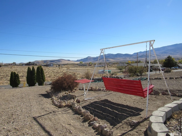 view of yard with a mountain view