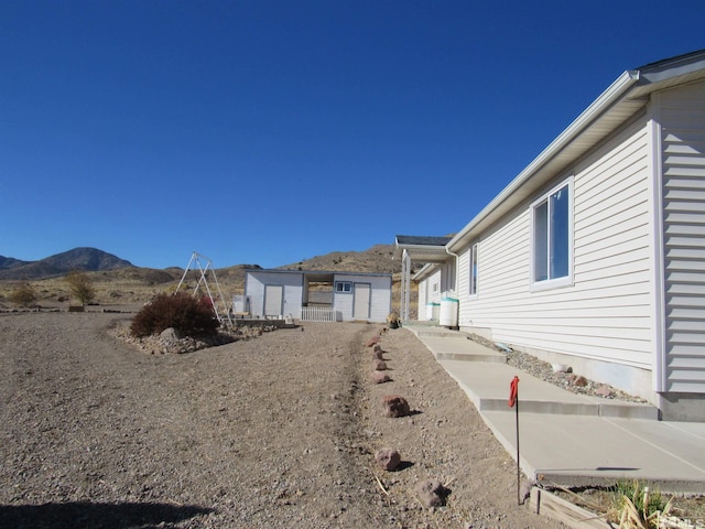 view of yard with a mountain view