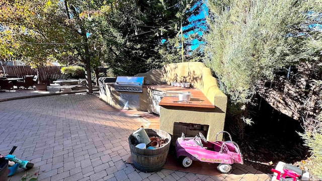 view of patio featuring an outdoor kitchen and grilling area