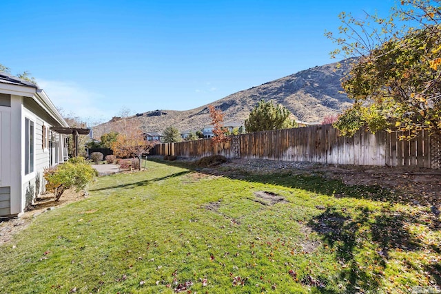 view of yard featuring a mountain view