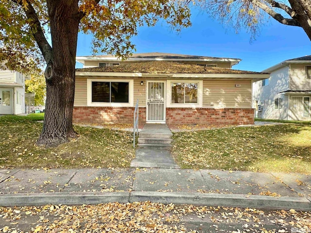 view of front of house featuring a front lawn