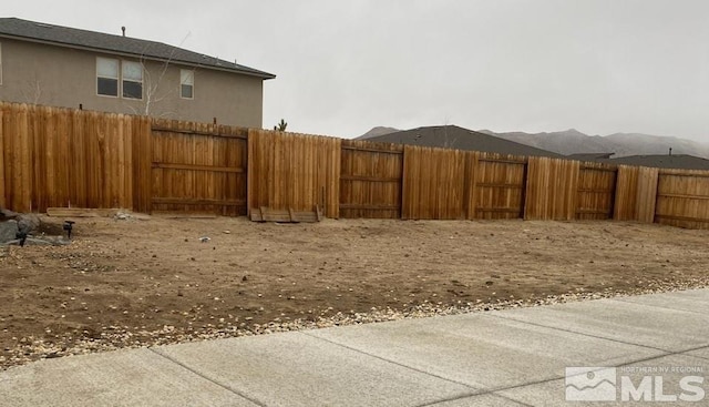 view of yard featuring a mountain view